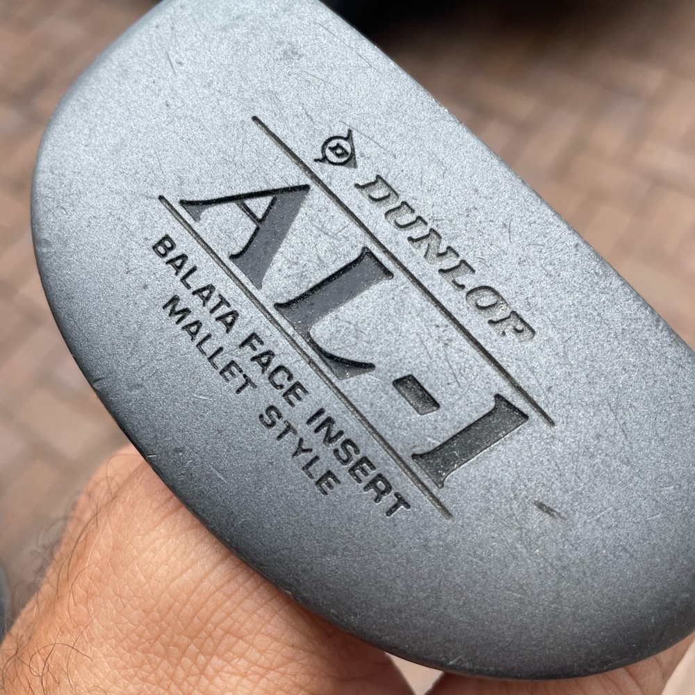Dunlop AL1 golf putter in right handed 
Golf pride grip